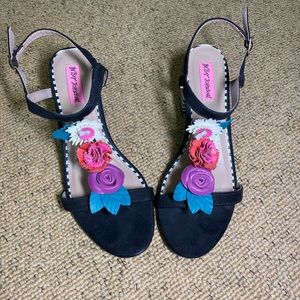 Flower-embellished sandals